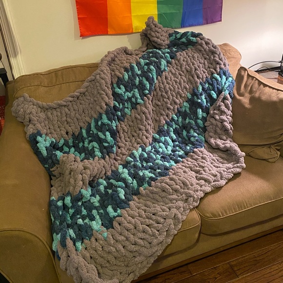 Custom Hand Knit Chunky Blanket - Picture 5 of 8